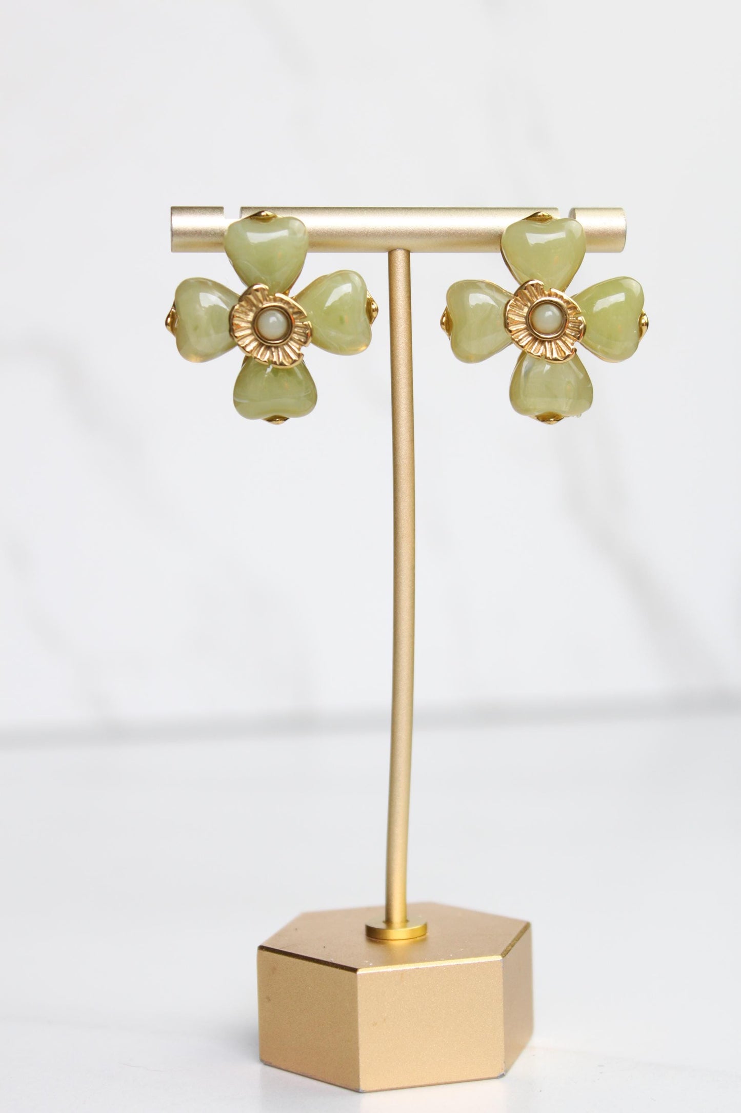 Acrylic Flower Stainless Steel Stud Earrings – Lightweight Floral Earrings, Hypoallergenic, Everyday Jewelry Gift