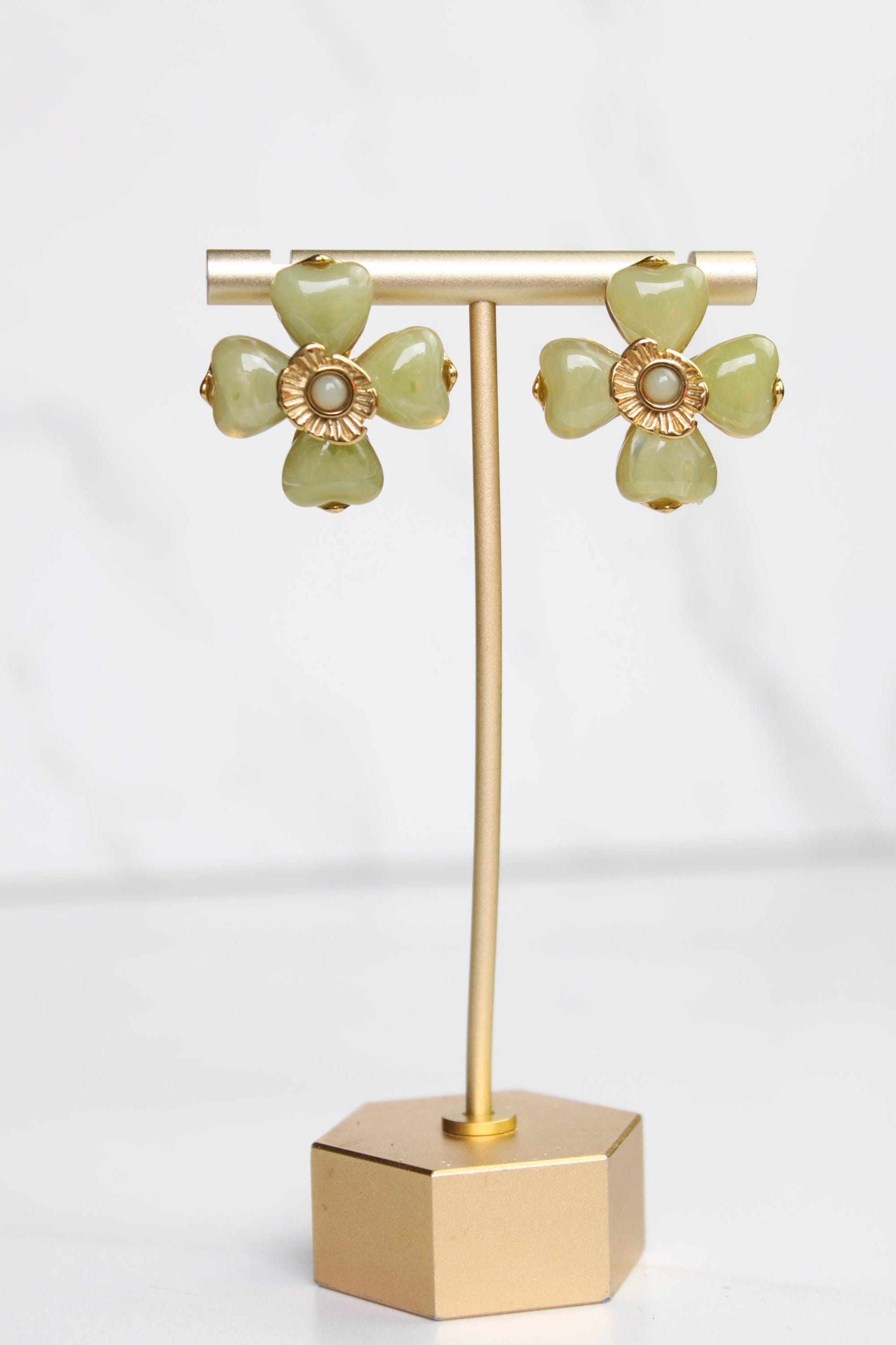 Acrylic Flower Stainless Steel Stud Earrings – Lightweight Floral Earrings, Hypoallergenic, Everyday Jewelry Gift