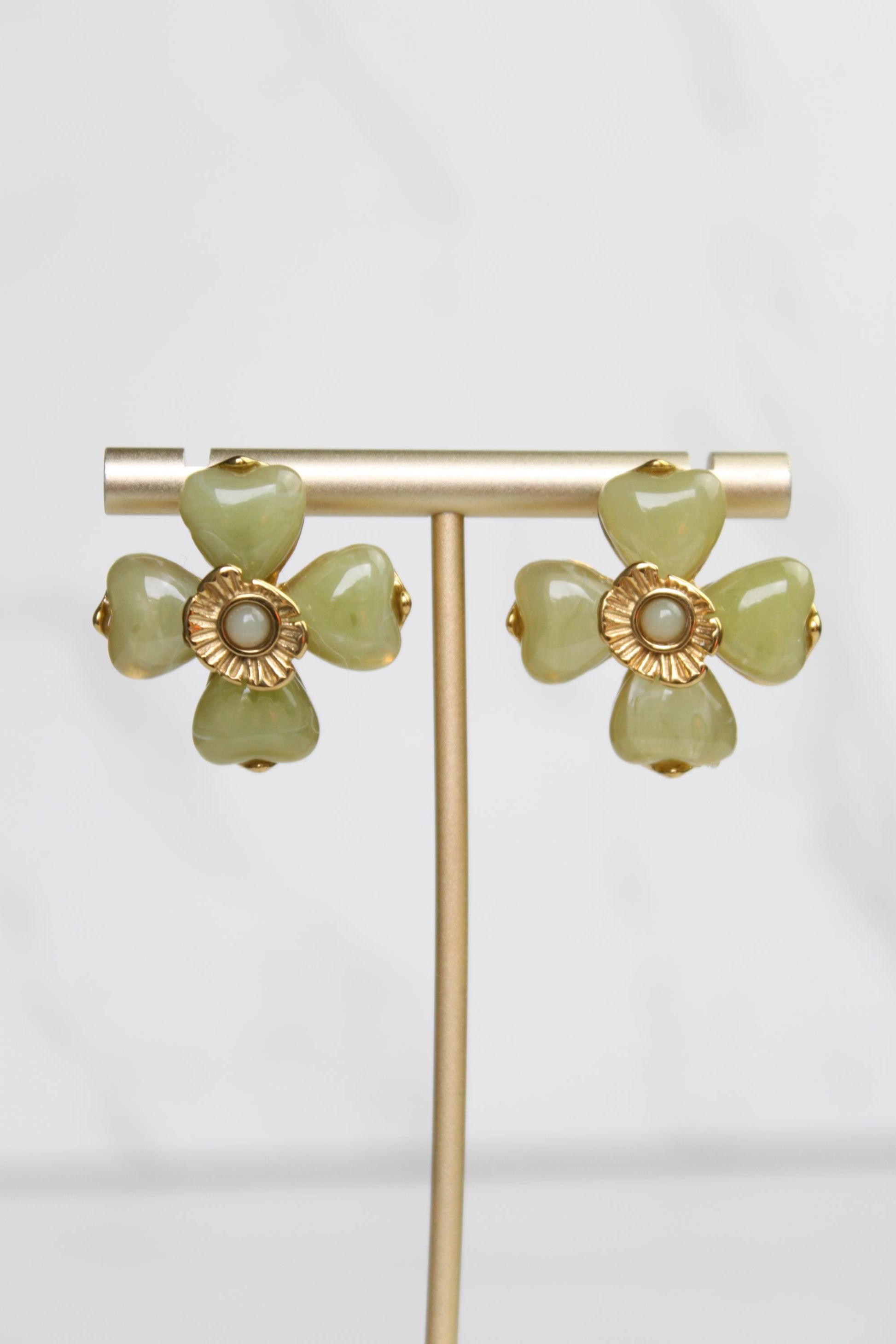 Acrylic Flower Stainless Steel Stud Earrings – Lightweight Floral Earrings, Hypoallergenic, Everyday Jewelry Gift