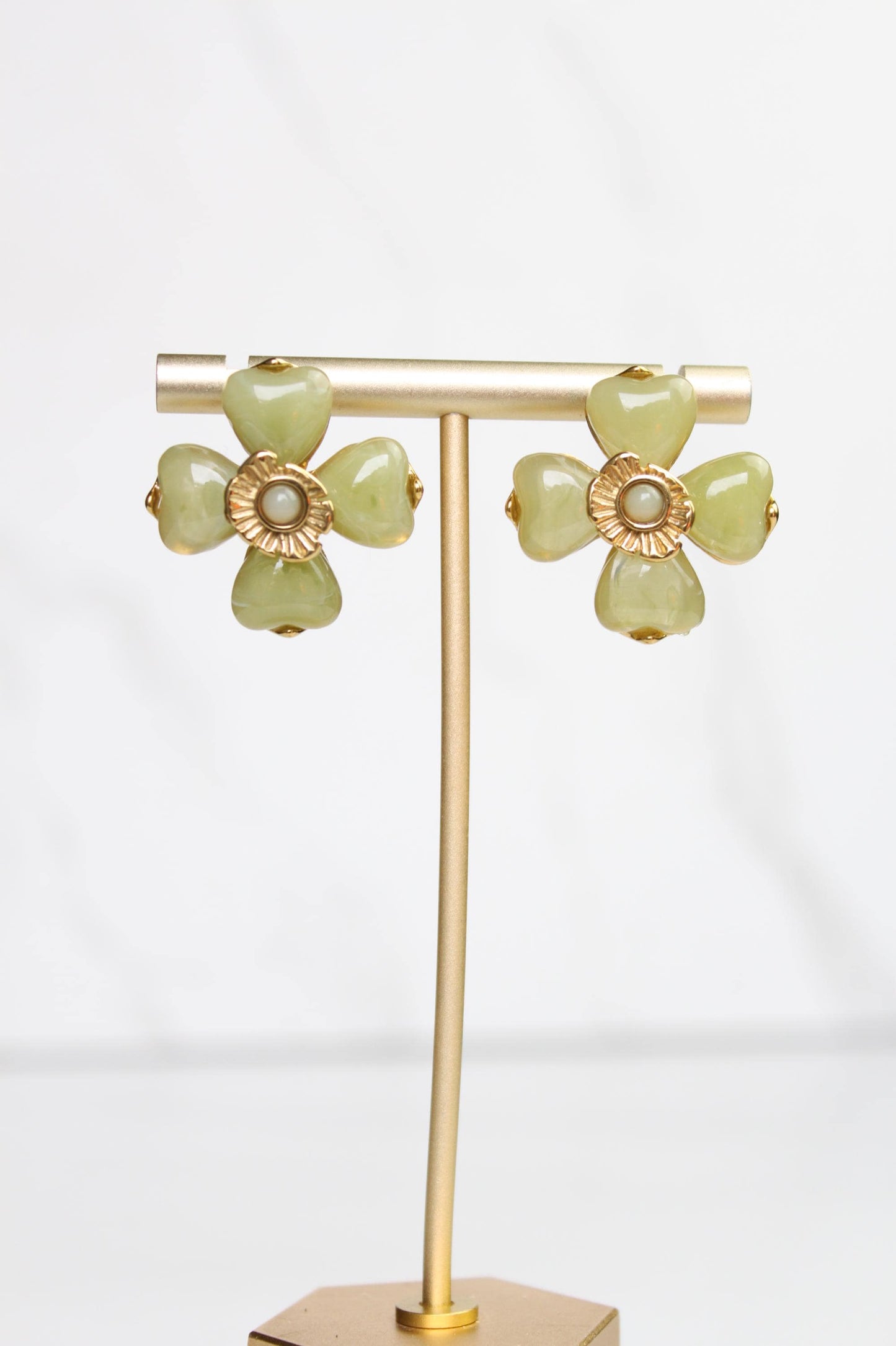 Acrylic Flower Stainless Steel Stud Earrings – Lightweight Floral Earrings, Hypoallergenic, Everyday Jewelry Gift